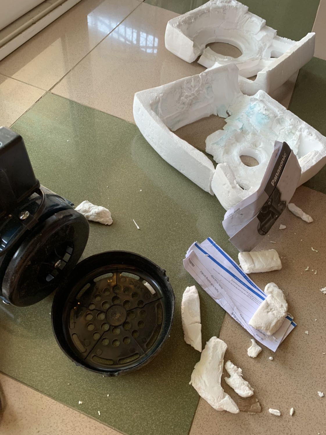 Tôi đã rất không thoải mái khi nhận được hàng. Tôi mua hàng mới nhưng lại nhận được máy đóng trong thùng rách nát dán băng keo tùm lum, bên trong thì xốp chống sốc hầu như không có tác dụng nào, đóng hàng cực kì cầu thả, đơn vị vận chuyển cũng quá tắc trách, đã ghi "Hàng dễ vỡ" nhưng hầu như đơn vị mấy anh/chị làm ăn quá mức cẩu thả. Đề nghị NCC liên hệ lại tôi để trao đổi nhé !
Trân trọng,