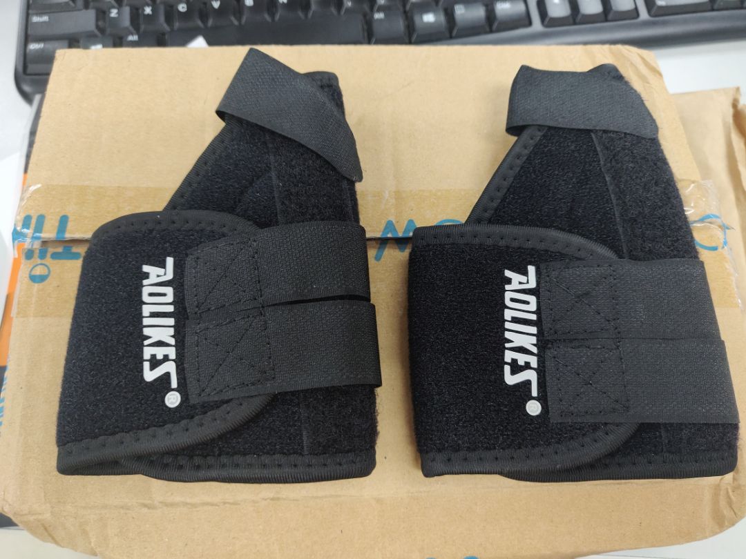 Đặt 1 trái 1 phải nhưng lại giao cả 2 bên chân trái.