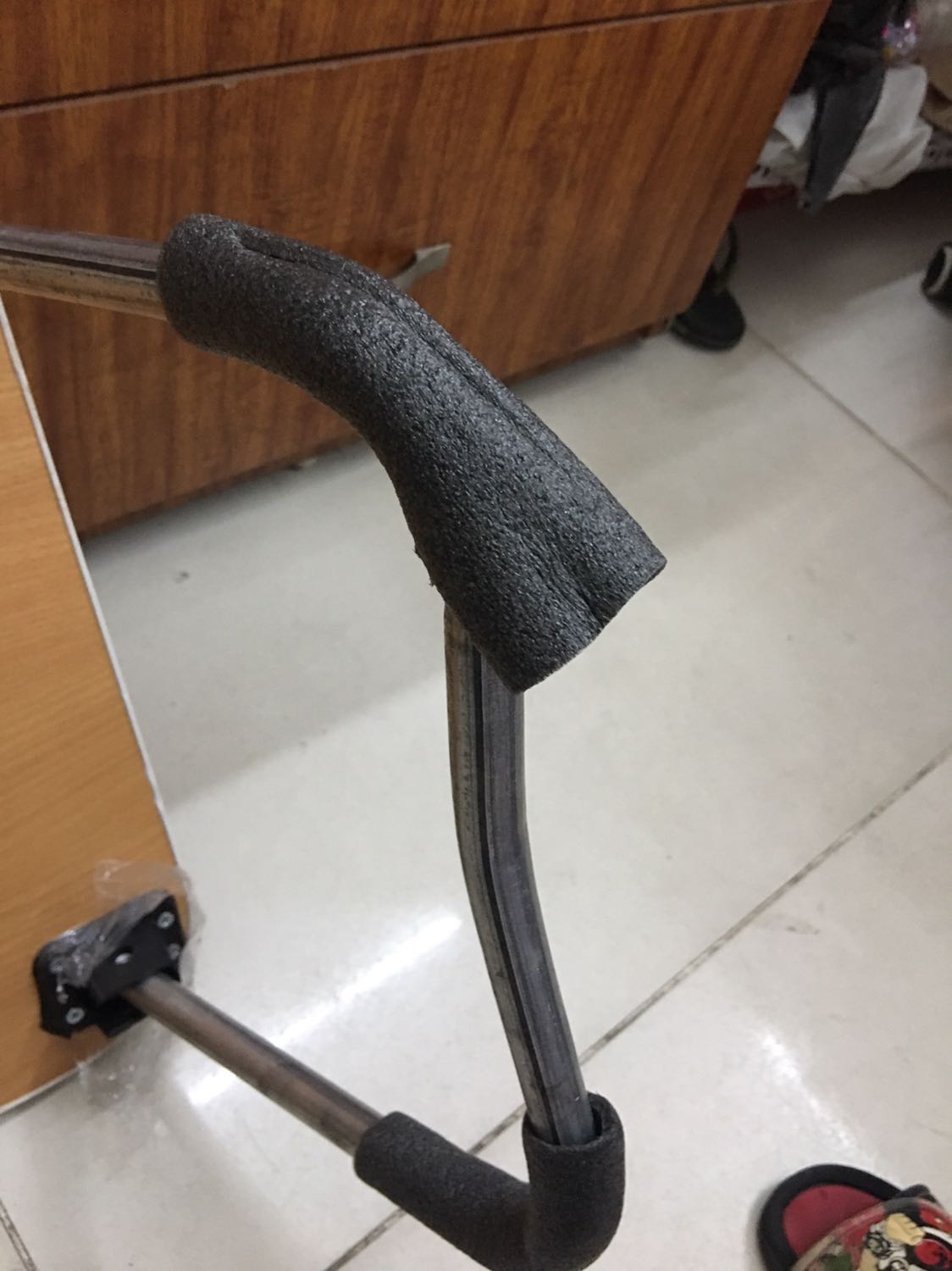 Chất lượng không như mong muốn. Trước mua offline 1 chiếc 90k mà đẹp và tốt hơn.
Bàn này cảm giác yếu, không để được đồ nặng. Miếng chân bàn bằng xốp chứ ko phải cao su như hình, bị rách 1 bên. Chân bàn bằng sắt để trơ chứ không phải sơn màu như trong hình