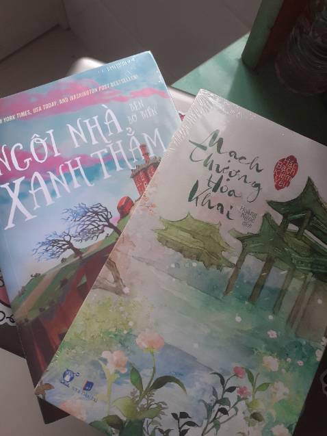 Á á áaaaa, lần này Tiki giao khá nhanh, đặt đêm qua (00:51) hôm nay giao.

Tuy nhiên, giao hơi ẩu và có nhầm lẫn nhỏ.

Sách này mình thấy nhiều người review là nhẹ nhàng và hay, hơn nữa khâu dịch cũng được đánh giá cao nên mới hốt về, bấy lâu nay gặm phải mấy nhà dịch tệ hơi khổ rồi (≡^∇^≡).