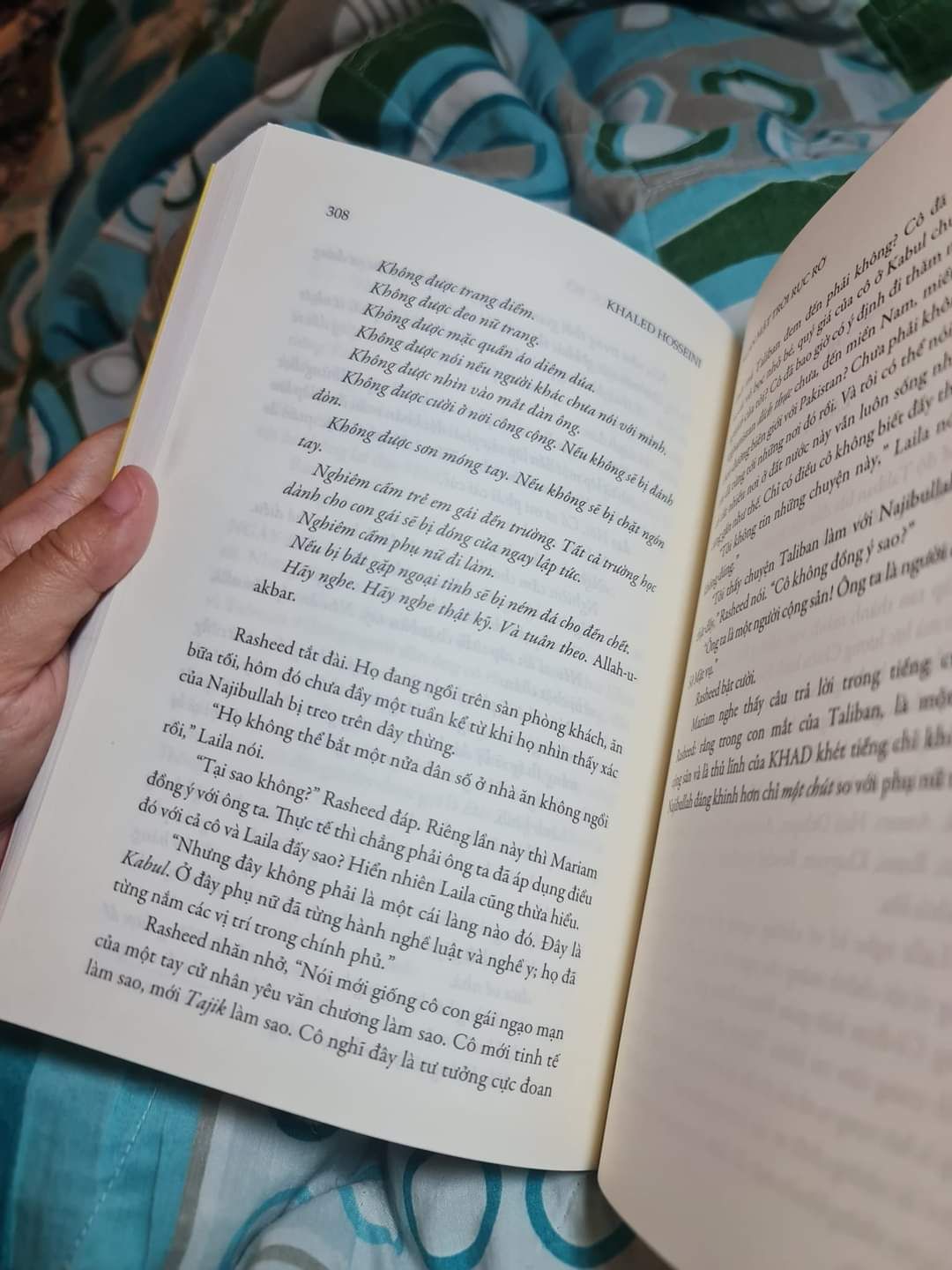 Có 1 chút keo bị dính, chùi không ra 🥺. Nhưng bên trong ổn và thơm mùi giấy mới, rất thích 😍. 

Nội dung chưa xem, chữ hơi nhỏ.