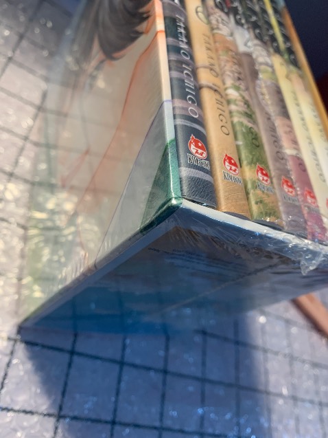 df khá nhiều chỗ, box thì không nói nh truyện cũng bị
đã dặn shop gói hàng thật kĩ rồi nh vẫn dính df