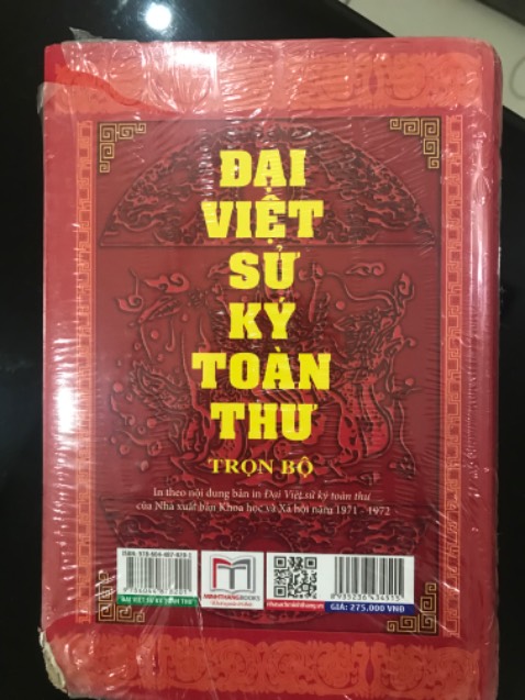 Sách tồn kho bên ngoài nhìn cũ, bìa rách lần đầu phải yêu cầu đổi trả