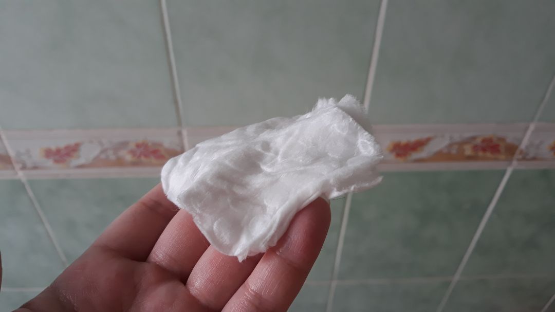 Bông dày, 1 mặt dập nổi nên tẩy trang rất sạch, bông thấm nước tốt, dùng lau mặt sau khi rửa cũng nhanh, không để lại xơ bông sau khi dùng. Bịch 1kg chắc dùng nửa năm mới hết, rất kinh tế. Nhược điểm là thỉnh thoảng lẫn sợi nilon vào bông, nếu không chú ý gỡ ra khi dùng lau mặt sẽ bị xước da.