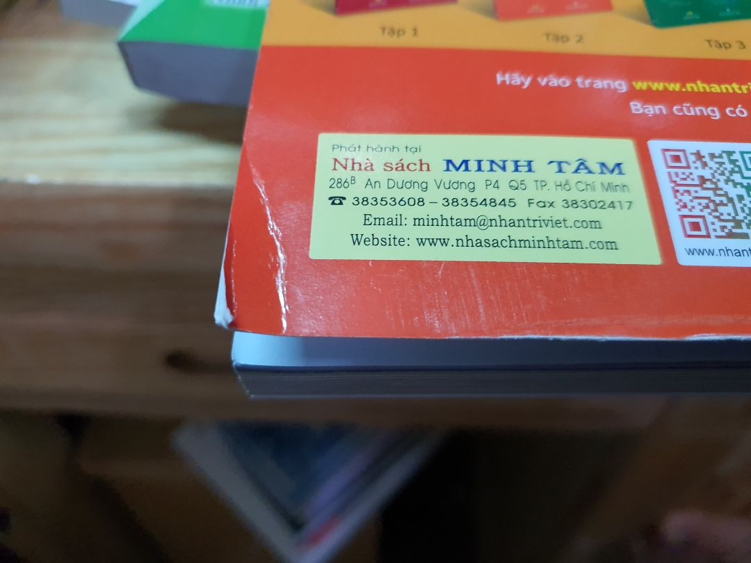 quyển này sách có màu nên cũng tạm ổn, nhưng tiki bảo quản sách chưa tốt lắm