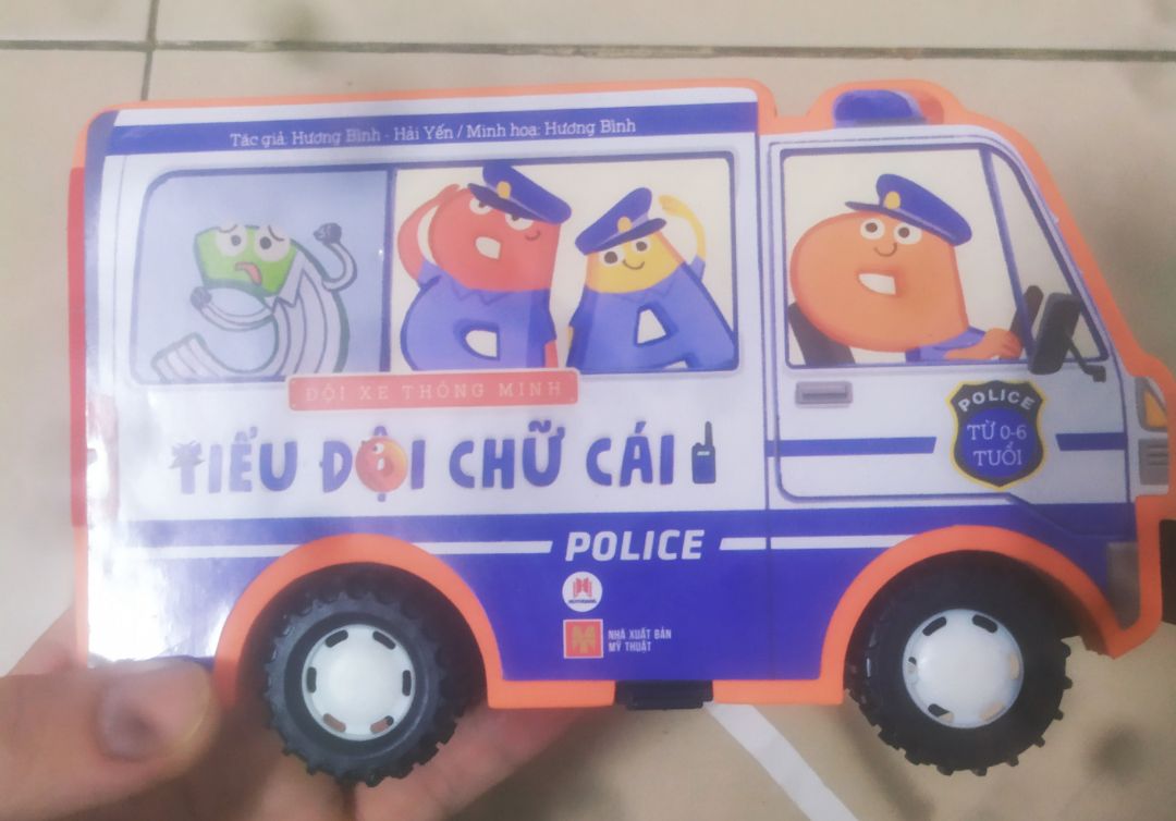 Sách đẹp, cứng cáp cò thể ráp thành xe chạy.