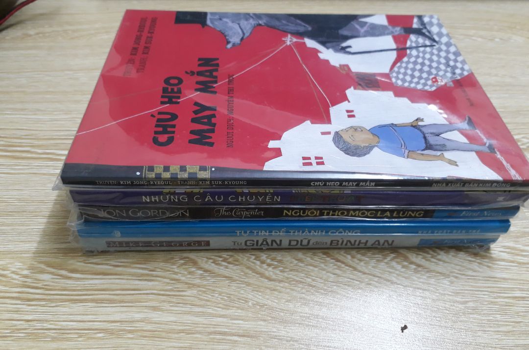 Sách được đóng gói cẩn thận, còn nguyên màng nylon bọc ngoài sách. Tiki giao hàng nhanh, mình rất hài lòng.