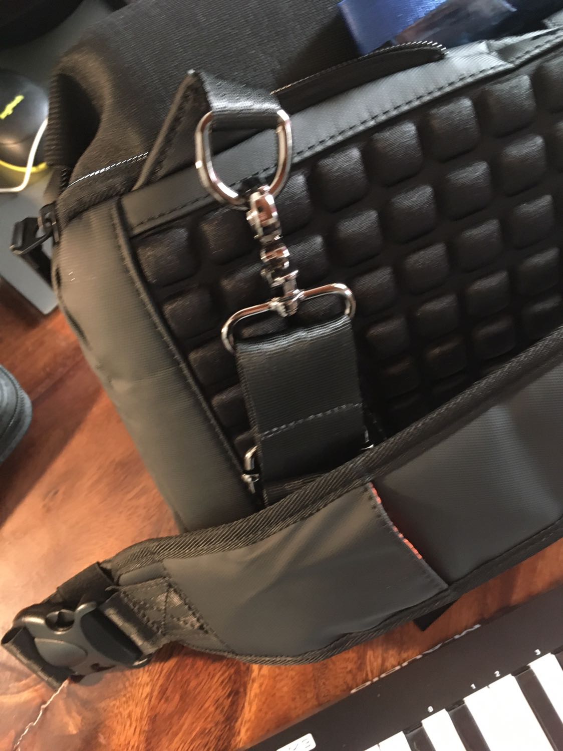 Quá tuyệt vời, chất liệu vải tốt, cứng cáp, có 2 túi đựng nước hoặc đèn pin 2 bên (đựng bình ngắn thôi), bên trong có nhiều ngăn nhỏ đựng phụ kiện, ngăn đựng iPad chỉ vừa iPad Pro 11inch, đó là chưa gồm case, việc lấy ra bỏ vào iPad cũng khó khăn hơn, phải mở rộng khoá kéo ngăn chính mới dễ lấy iPad. Mặt áp vào lưng có nhiều đêm nên chỉ việc áp màn hình iPad vào hướng đó là thay cho case được rồi. Còn lại rất tuyệt.