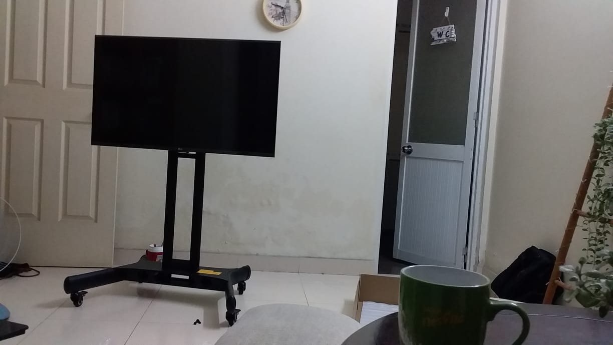 Thay vì mua thêm 1 tivi & một kệ nữa thì mình quyết định mua kệ di động này để đẩy đi các phòng. Kệ rất đẹp và chắc chắn, nhìn TV cũng sang hẳn. Rất đáng tiền, tiết kiệm được 1 khoảng + nhà cửa gọn gàng hơn.