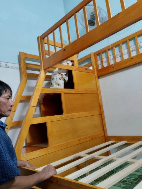 Kiểu dáng đẹp. Nhân viên tư vấn rất nhiệt tình. Sp đang mua. Tuy nhiên vạt giường khá thưa. Mình phải dùng vạt giường cũ gắn thêm cho tầng trên để an tóàn. Với tư cầu thang có 3 cửa mở k phải 4 cửa như hình. Nam châm hơi kém. Mình phải mua thêm năm châm chứ nam châm sẵn k hít nổi bước lên xuống cửa bung ra ngay. Những vấn đề nhỏ ấy khắc phục đc. Nếu bạn nào đang cần nên mua chỗ này. Mình chia sẻ thật tình trải nghiệm để bạn nào đang cân nhắc. Mình cũng thử nhưng máy mắn mình đặt niềm tin đúng. Chứ đặt xong hồi hộp lắm.