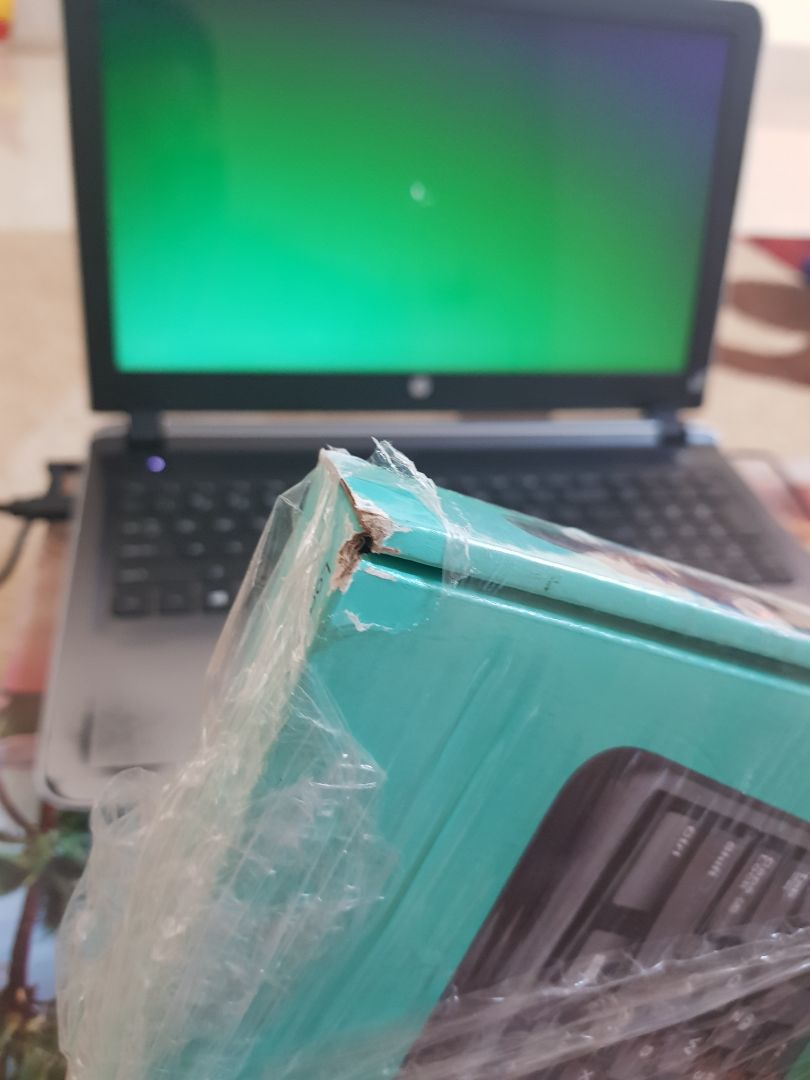 Giao hàng rất nhanh, đóng gói hộp còn bị hơi nát ở 2 góc như hình nhưng cái này khó mà tránh được.
Về trải nghiệm sản phẩm, mình *** các phím đều nhận, một số tổ hợp 2 phím, 3 phím cơ bản đều dùng bình thường. Phím gõ êm, mình cũng không hay đánh văn bản nhiều nên không rõ gõ lâu có mỏi tay không. Nói chung là trải nghiệm ổn.