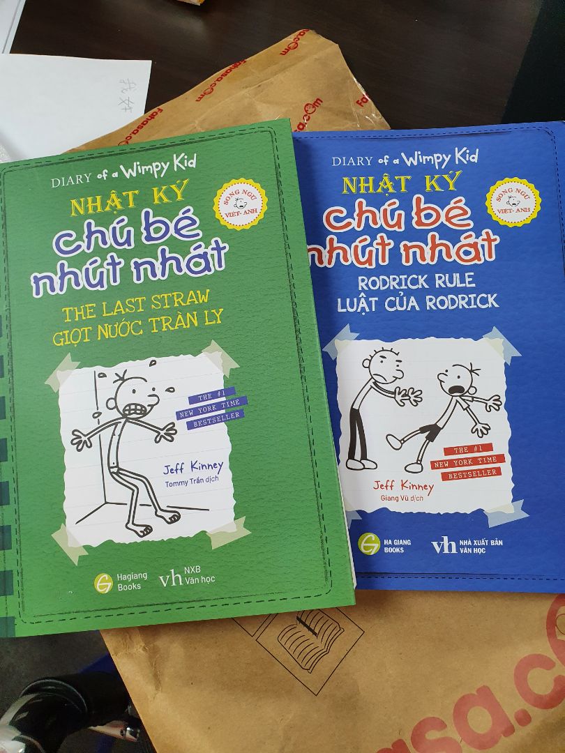 sách giấy mỏng lắm, chữ với hình in hiện luôn sang trang sau nên nhìn hơi khó chịu.
fahasa có bọc xốp và túi giấy