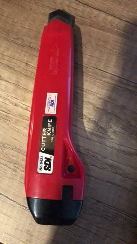 Dao dày dặn, chắc tay. lưỡi bén ngót rọc giấy đã tay. 
Giảm còn 12k, rất hài lòng.