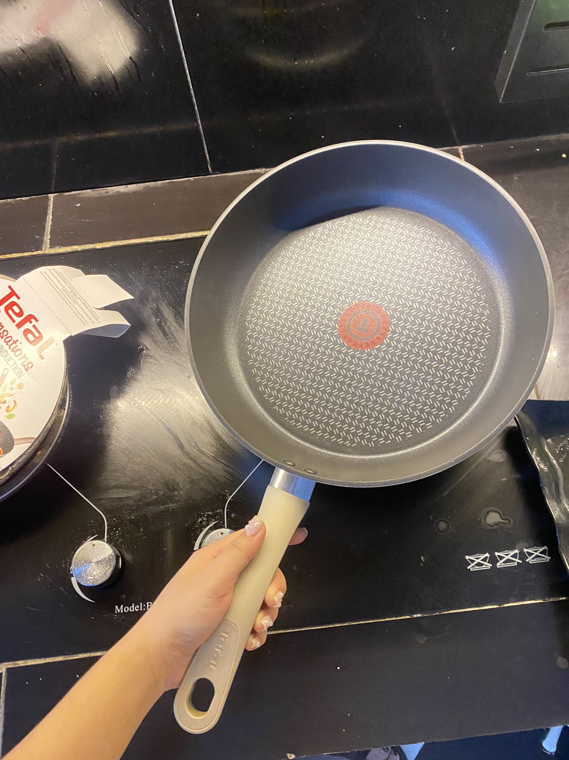 Giao siêu nhanh và mua đc giá giảm rất hài lòng
 Áp mã rẻ hơn *** vs *** nha mk đã tham khảo rồi mới qua tiki mua 
Shop bọc vẫn chưa ok lắm chỉ quấn giấy carton mk đã mua chảo bên *** rồi họ đóng thùng carton nhìn chắc chắn lắm mà bên tiki bọc hơi ẩu
nếu gửi xa sẽ bị méo nhưng may của mk giao k bị gì 
Nhìn khá xịn sò nhưng mk cần size to hơn
Dù chưa dùng nhưn đã xem review chảo của hãng nhiều nên cx k lo