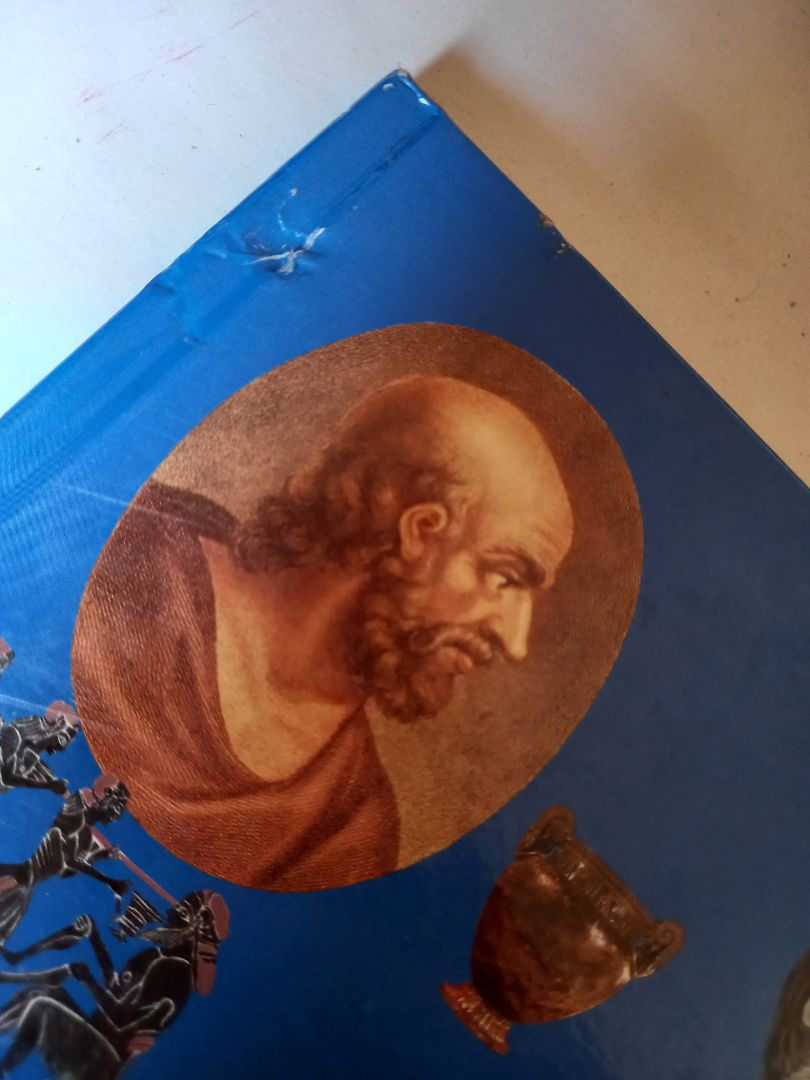 Sách bị thủng vài lỗ. 🥲