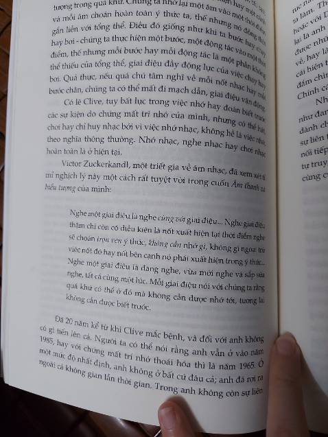 Sách viết về những người đam mê âm nhạc, những lý do khiến họ bị cuốn vào đó kể cả về mặt khoa học não bộ và cảm xúc của người yêu nhạc