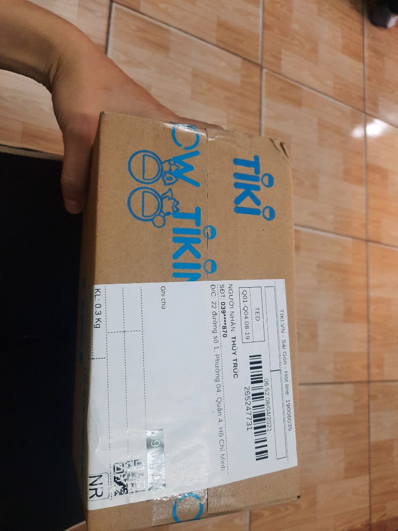 -Dù giao hàng tiêu chuẩn nhưng vẫn nhận được hàng sớm.
-Nhận được sản phẩm chính và tặng đầy đủ.
-Đóng gói bên trong hơi ẩu nhưng may là sản phẩm không bị đổ.
-Đọc review thấy tốt nên order dùng thử nhưng hơi thất vọng 1 tý:
 +Không thơm như các bạn review (dường như không có mùi luôn)
 +Dù chỉ lấy 1 ít nhưng khi xả rất tốn nước vì không rửa kỹ da nhờn và gây ngứa.