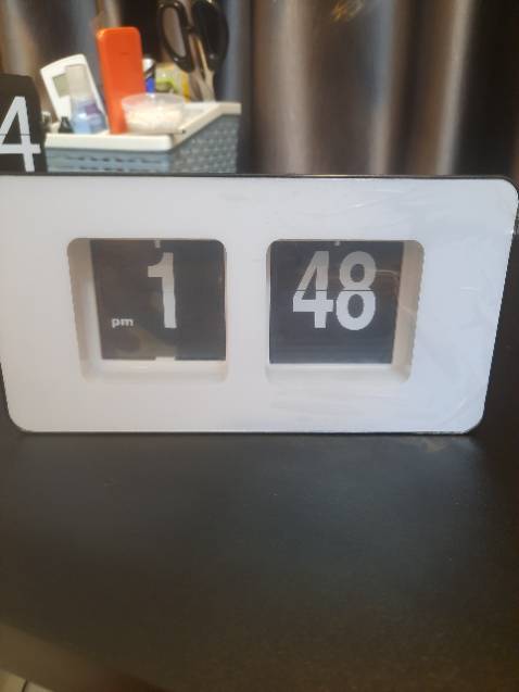 Xịn đồng hồ lật số rất đẹp, mình mua cả bản cao cấp và tiêu chuẩn 
Để lên bàn nhìn xinh hẳn lun.
Shop gói hàng kĩ lắm nha tks shop