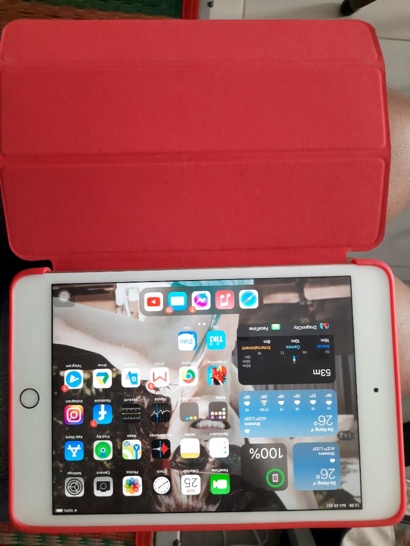 Bao ngon, đẹp. Mình mua màu đỏ về dùng cho con iPad Mini 5 khá hài lòng(Mặt sau hơi ngả nhạt so với mặt trước).
Tuy nhiên điểm mình không thích là có vẻ do thiết kế dùng chung cho 5 đời máy nên có mấy chỗ khoét bị dư, thừa(như ở chỗ âm lượng, camera,..) nhưng cái này xảy ra ở mặt sau nên khi dùng không để ý lắm ?