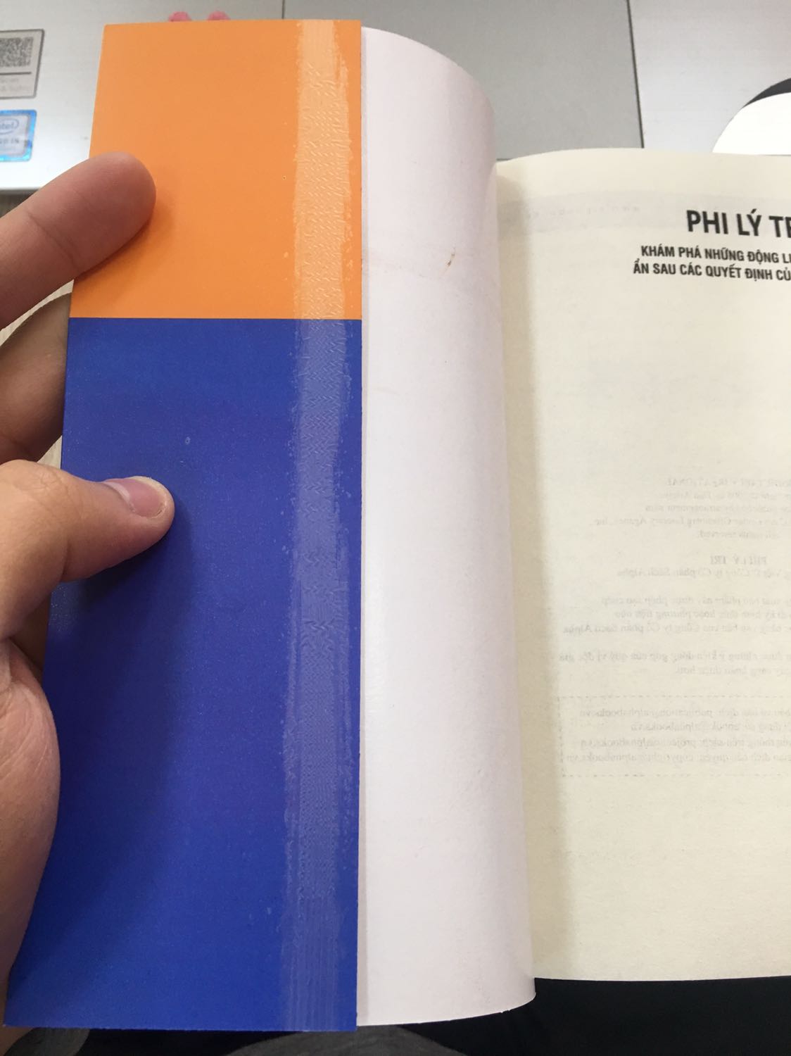 Quyển này mình sẽ không bàn về nội dung, tuy nhiên khi nhận hàng mình khá thấy vọng vì chất lượng sách. Bìa in cán nilong bị phồng và bong lớp nilong, chất lượng giấy và mực in rất kém.