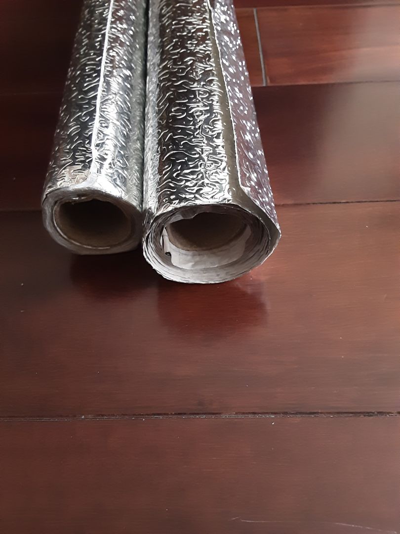 Giao hàng 2 cuộn giấy. mỗi cuộn 1.5mx60cm chứ không phải mỗi cuộn 3mx60cm. hàng keo kém chất lượng. Đề nghị kiti cho trả lại hàng.