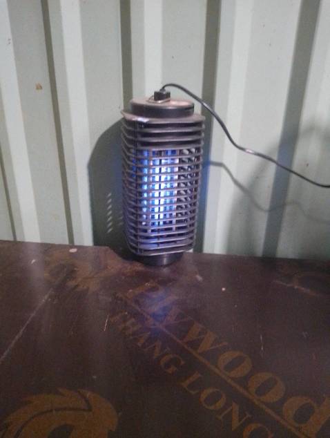 Không thu hút được muỗi. Khi mở đèn bát muỗi Điện Quang và tắt hết các đèn chiếu sáng khác rồi mà muỗi vân bay bên ngoài đèn rất nhiều. Đèn chỉ bắt được vài ba con. Thất vọng