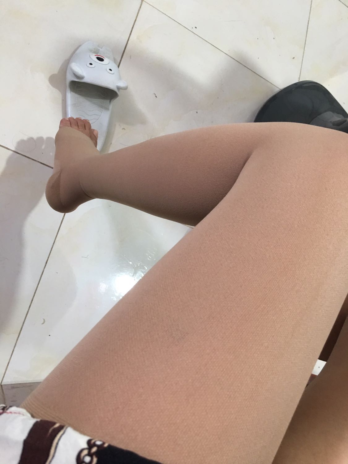 Hàng y hình nhé mn! Cảm giác bó xác ngứa ngái khó chịu Khó mặc. Nhưng dần chắc sẽ quen!Phải chọn đúng size chân mình mới có tác dụng nhé mn.cách đo như hứong dẫn á!để ý móng tay chân và góc chân ko để bị xước, sẽ làm xước vớ. Kéo đc tới xác háng luôn á! Hàng nhập chất lượng như miêu tả nhé mn! Còn hiệu quả thì mình chưa biết tại mới dùng ngày đầu ! Hi! Giao hàng cực nhanh!