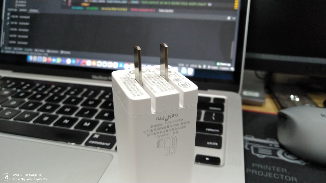 về giao hàng: Giao hàng nhanh. Nhưng lần này không thấy tiki gói hộp như các lần trước mà thay vào đó là gói túi bóng quấn keo.

về sản phẩm: nhỏ gọn, cầm chắc tay, có thử sạc cho iphone 12 mini, bphone 3, và macbook pro intel 2020, pin sạc dự phòng 20k mA tất cả đều ổn, sạc nhanh. khi sạc sờ vào chỉ hơi ấm, nhưng vẫn mát hơn cục sạc đang có.

bonus một số tấm hình.