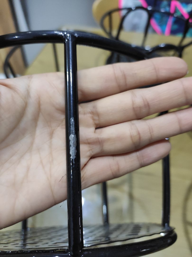 ko biết vì lười hay vì tiết kiệm mà shop ko gói riêng từng kệ dẫn đến tình trạng cọ vào nhau nên bị tróc sơn hết 3 cái rồi. nhờ vậy mới biết là lớp sơn khá mỏng. nhưng về kết cấu thì khá vững chắc. nhìn tổng thể là đẹp