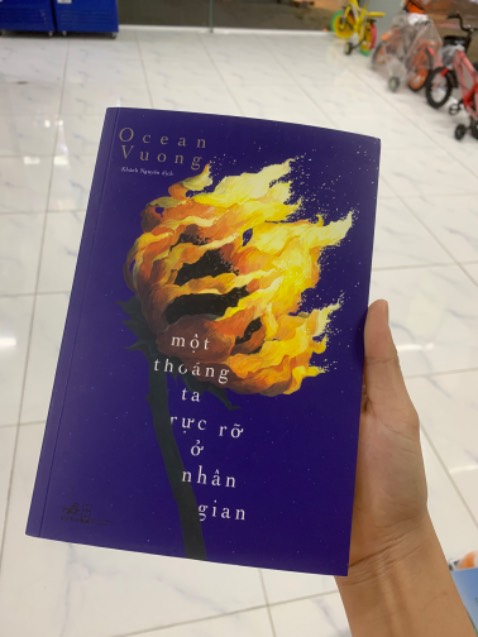Cuốn sách được viết như tuyển tập những lá thư tác giả gửi cho mẹ mình, người sẽ chẳng bao giờ đọc được vì bà mù chữ. Những hồi ức đứt quãng về quá khứ xen lẫn hiện tại, về cuộc sống chật vật của gia đình, về tuổi thơ đầy bạo lực, về những nỗi đau mà đất nước anh gánh chịu, và nỗi hoài nghi về sự tồn tại của chính anh - được kể bằng một cách rất thơ, khắc khoải và dằn vặt. Đôi lần phải tạm dừng để nước mắt mình đừng rơi,  “Giấc mơ Mỹ” đã cứa lên trái tim nhỏ bé, mong manh của anh những vết thương khó lành, ám ảnh tuổi thơ và cả cuộc đời anh. 
Bom đạn không chỉ phá nát nhà cửa, làng mạc, mà nó còn tàn phá cả trí óc và cuộc đời của người dân ở đó, trong đó có ngoại Lan. Tác giả miêu tả mọi thứ chân thật đến nỗi, mình đã tưởng tượng mình đứng ngay cạnh đó và chứng kiến tất cả: một cậu nhóc nhỏ xíu, ngồi trên ghế và mang những “bông tuyết” trên đầu ngoại Lan đi; ở cái nơi nhà kho dậy mùi cây thuốc lá, nơi cậu bé 15 tuổi lần đầu tiên biết thế nào là khoái cảm, là tình yêu, bên anh chàng Trevor 17 tuổi; hay ở một tiệm bánh donut nọ, nơi anh và mẹ bộc bạch những bí mật của nhau, những điều tưởng chừng như sẽ không bao giờ nói. 
Điều khiến mình suy nghĩ nhiều nhất sau khi đọc xong, đó chính là dù mẹ dạy dỗ anh bằng đòn roi, bằng bạo lực, nhưng sâu trong tâm khảm của người mẹ tha hương cầu thực vì chiến tranh này, anh là đứa con trai bà yêu thương nhất, và anh cũng vậy. Ở một nơi cách  quê hương nửa vòng trái đất, người mẹ mù chữ ấy đã lặp đi lặp lại với anh:”Con đã sẵn là người Việt Nam rồi.”
Mình không giỏi văn, cũng không đọc nhiều sách, có thể những gì mình nói nó hơi lủng củng, nhưng đó là cảm nhận thực sự của mình khi đọc quyển sách này. Một cuốn sách thực sự đáng đọc, đọc để thêm yêu gia đình và trân trọng những gì mình đang có. Cuốn sách được viết như tuyển tập những lá thư tác giả gửi cho mẹ mình, người sẽ chẳng bao giờ đọc được vì bà mù chữ. Những hồi ức đứt quãng về quá khứ xen lẫn hiện tại, về cuộc sống chật vật của gia đình, về tuổi thơ đầy bạo lực, về những nỗi đau mà đất nước anh gánh chịu, và nỗi hoài nghi về sự tồn tại của chính anh - được kể bằng một cách rất thơ, khắc khoải và dằn vặt. Đôi lần phải tạm dừng để nước mắt mình đừng rơi,  “Giấc mơ Mỹ” đã cứa lên trái tim nhỏ bé, mong manh của anh những vết thương khó lành, ám ảnh tuổi thơ và cả cuộc đời anh. 
Bom đạn không chỉ phá nát nhà cửa, làng mạc, mà nó còn tàn phá cả trí óc và cuộc đời của người dân ở đó, trong đó có ngoại Lan. Tác giả miêu tả mọi thứ chân thật đến nỗi, mình đã tưởng tượng mình đứng ngay cạnh đó và chứng kiến tất cả: một cậu nhóc nhỏ xíu, ngồi trên ghế và mang những “bông tuyết” trên đầu ngoại Lan đi; ở cái nơi nhà kho dậy mùi cây thuốc lá, nơi cậu bé 15 tuổi lần đầu tiên biết thế nào là khoái cảm, là tình yêu, bên anh chàng Trevor 17 tuổi; hay ở một tiệm bánh donut nọ, nơi anh và mẹ bộc bạch những bí mật của nhau, những điều tưởng chừng như sẽ không bao giờ nói. 
Điều khiến mình suy nghĩ nhiều nhất sau khi đọc xong, đó chính là dù mẹ dạy dỗ anh bằng đòn roi, bằng bạo lực, nhưng sâu trong tâm khảm của người mẹ tha hương cầu thực vì chiến tranh này, anh là đứa con trai bà yêu thương nhất, và anh cũng vậy. Ở một nơi cách  quê hương nửa vòng trái đất, người mẹ mù chữ ấy đã lặp đi lặp lại với anh:”Con đã sẵn là người Việt Nam rồi.”
Mình không giỏi văn, cũng không đọc nhiều sách, có thể những gì mình nói nó hơi lủng củng, nhưng đó là cảm nhận thực sự của mình khi đọc quyển sách này. Một cuốn sách thực sự đáng đọc, đọc để thêm yêu gia đình và trân trọng những gì mình đang có.