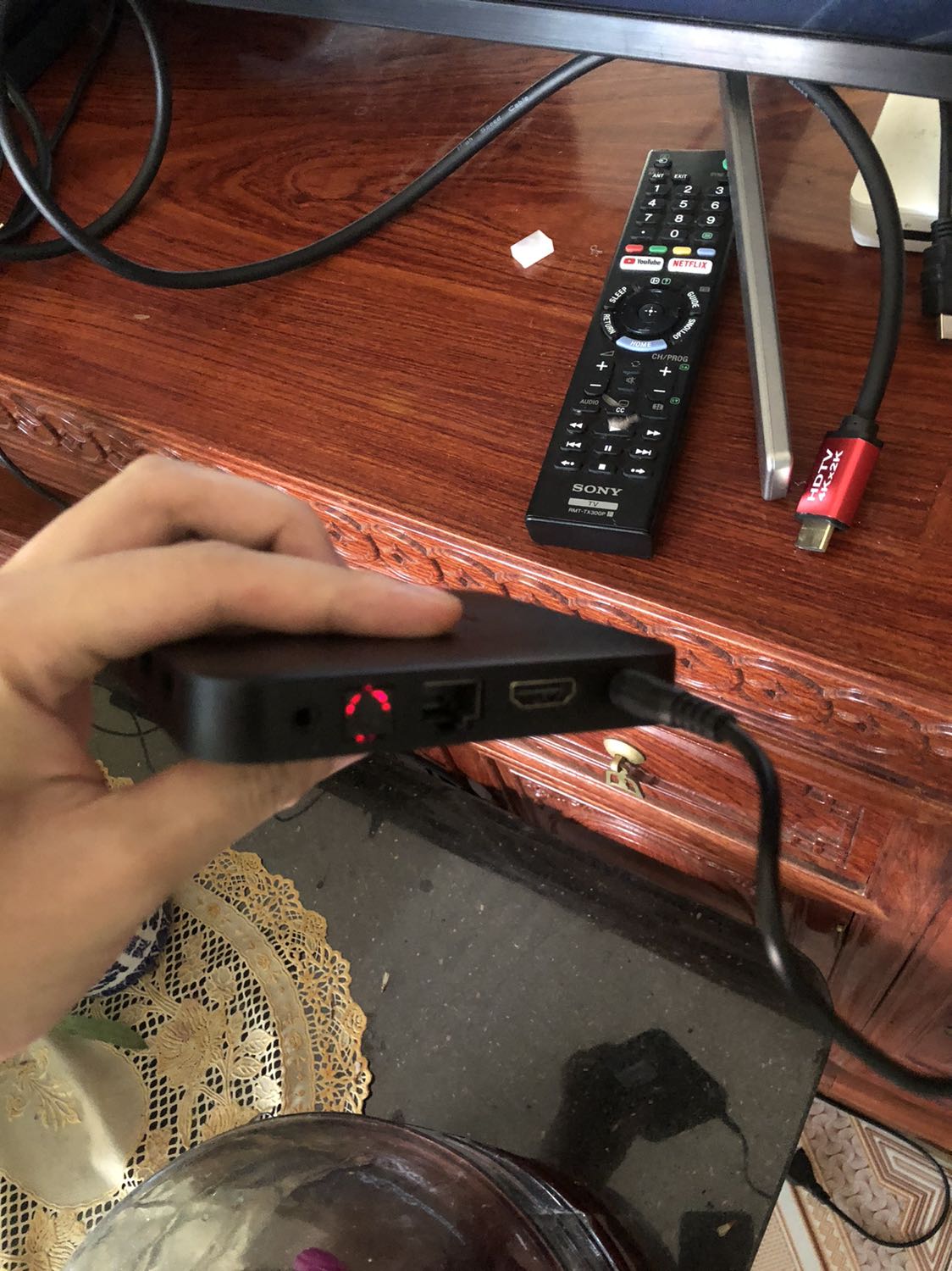 Vừa mua về mở máy không lên nguồn chỉ sáng đèn đỏ phía sau, mặc dù là hàng mua hàng mới nhưng chất lượng vỏ ngoài như hàng cũ, bụi bẩn, giúp mình refund đc ko ạ