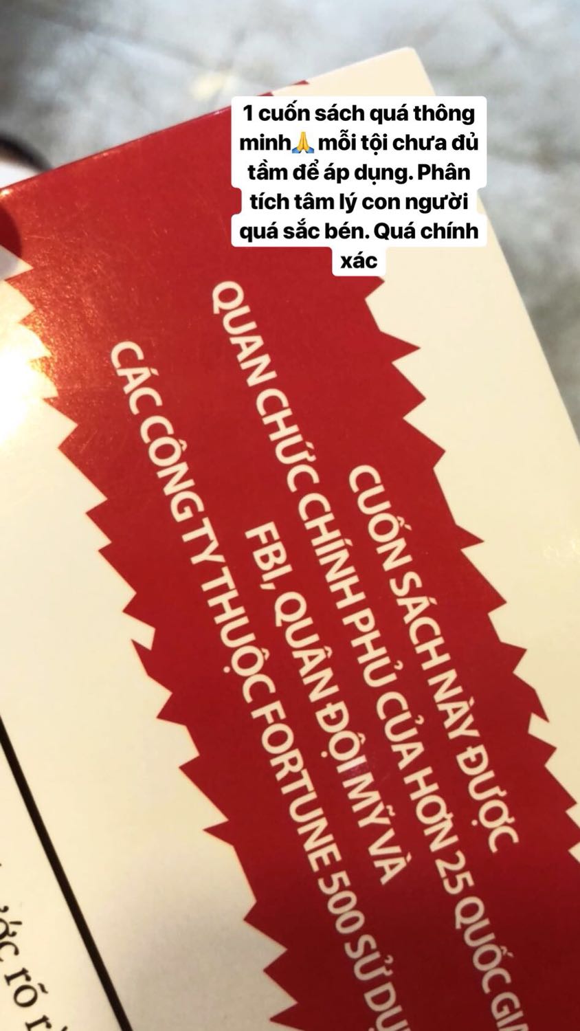 1 cuốn sách quá thông minh?? mỗi tội mình chưa đủ tầm để áp dụng tất cả các chiến thuật trong này. Sách tập trung phân tích bản chất tính cách của con người, cách hành xử đặc trưng của các kiểu người khác nhau từ đó giúp mình hiểu thêm về tâm lý con người trong xã hội. Có thể với nhiều bạn chưa va chạm nhiều với các loại tính cách đặc biệt nó có vẻ khó hiểu và nhàm chán nhưng mình thấy những phân tích lập luận của tác giả rất sắc bén và chuẩn xác. Hiểu thêm về lòng tự trọng, tự tôn và tự tin của mỗi con người. Những người hay dễ nổi nóng cáu gắt với người khác thì chính bản thân họ cũng không hề thoải mái hay hài lòng gì về bản thân mình. Khi bạn hiểu cho chính mình thì mới có thể hiểu cho người khác. Cuốn sách còn cho mình những lý giải rất chi tiết về những hành xử phức tạp của con người thông qua các nghiên cứu về tội phạm qua nhiều năm. Ví dụ như 100% những kẻ sát nhân hàng loạt đều có quá khứ từng bị lạm dụng, bạo hành hoặc cưỡng bức v.v...Còn nhiều những phân tích đáng quý và cao siêu đến nỗi vừa đọc xong phải tự Ồ lên tại sao tại sao giờ mình mới biết!!!!tâm lý con người quả thực là 1 thứ vô cùng thú vị ko phải chỉ nhìn thế mà là như thế. Người tự cao chưa chắc đã có lòng tự trọng cao mà ngược lại họ lại ra vẻ kiêu ngạo, khó chịu vs người khác để che giấu sự thiếu tự tin vào bản thân bên trong mình. 1 cuốn sách tuyệt vời cho những bạn muốn hiểu thêm về tâm lý con người!!! Để thông cảm và khơi gợi những tư duy đúng đắn cho ngkhac. Rất có ích cho những người làm kinh doanh hay quản lý nhân sự, thậm chí là duy chì cả những mối quan hệ trong gia đình, tình yêu, cuộc sống