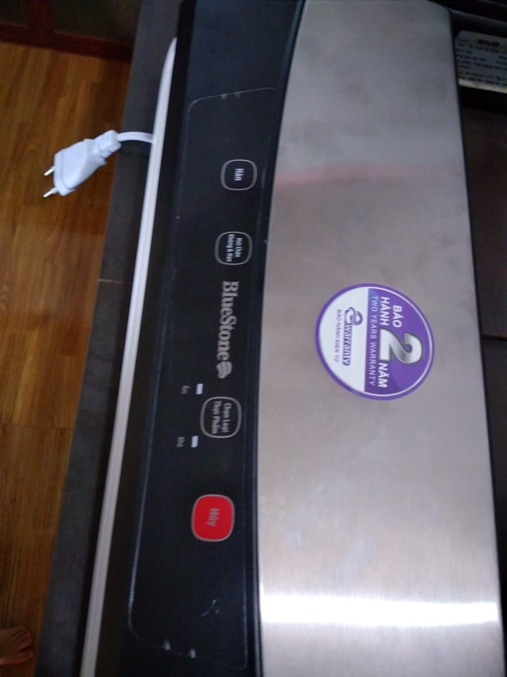 Tiki giao cho mình như máy cũ vậy
Trên thân máy đầy dấu vân tay
Chân máy rất bẩn, có vẻ đã qua sử dụng rồi
Tem máy bị xước ra
Nút bật bên trái bị liệt, không sử dụng được

Vui lòng đổi cho mình máy mới, chuẩn. hoặc thu máy hoàn tiền lại cho mình. Mua hàng Tiki nhiều, nhưng lần này làm mình vô cùng thất vọng
Đơn hàng số: #502925492