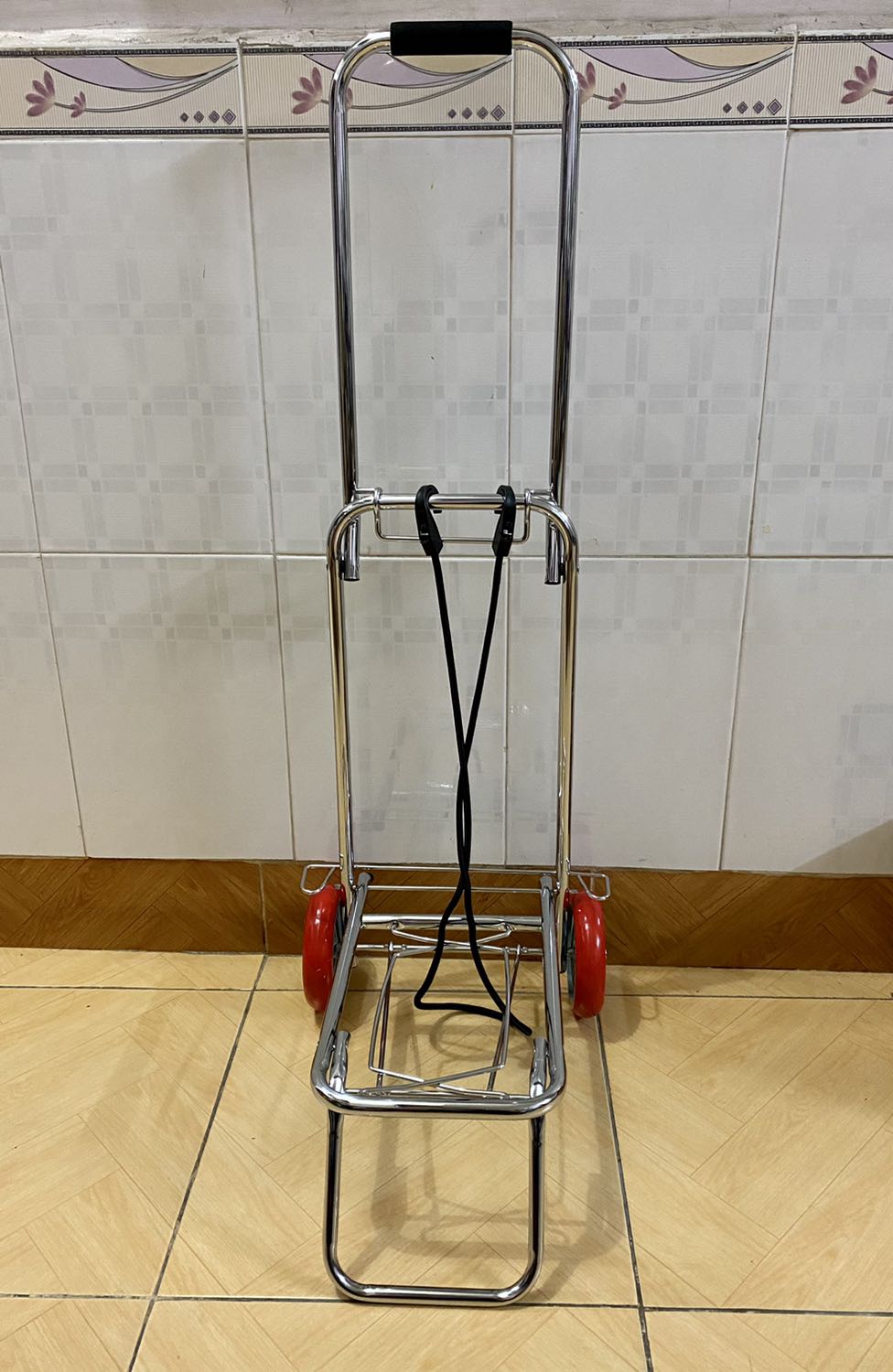 Giao hàng nhanh, sản phẩm không bị hư hại, xe cứng cáp, chiều cao khoảng 1m vừa tầm tay để kéo