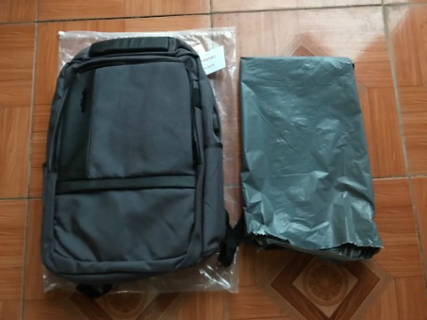 Balo chính hãng, lúc hàng về còn đóng nguyên trong túi kín. Độ hoàn thiện sản phẩm tốt đến từng chi tiết: từ chỉ may cho đến logo, khóa kéo, hoàn thiện chống nước,,,  Đã *** chống nước, thấy nước chảy trên mặt balo như mưa rơi trên mặt lá khoai ngứa. Balo không phải là màu xám chuẩn mà là màu xám xanh khá đẹp. Tuy shop có rep hơi chậm nhưng mua hàng quan trọng nhất vẫn là sản phẩm chất lượng, nên vẫn để 5 sao.