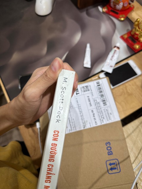 Lần đầu nhận sách bị dính keo gáy sách nhem nhuốc, tiki hỗ trợ đổi. Cũng phải đợi mấy ngày sau mình nhắn giục mới thấy ship gọi giao lại đơn mới. Nhưng nhìn có vẻ vẫn là quyển cũ, về được lau chùi lại rồi giao cho khách. Sách k bọc seal như những đơn trước mình nhận, trông k được mới. Nản k muốn đổi trả mất tg. Khá thất vọng.