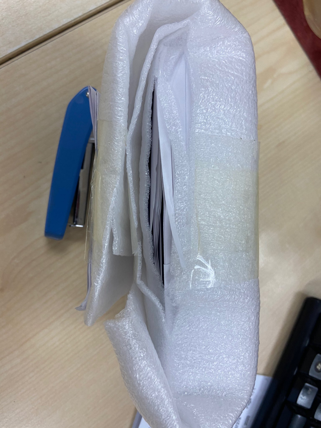 SẢN PHẨM ĐÓNG GÓI SƠ XÀI, KHÔNG GIỐNG NHƯ CÁC LẦN TRƯỚC. NGOÀI RA SẢN PHẨM BỊ CẮT NHƯ HÌNH. VUI LÒNG CHO BIẾT LÝ DO ?