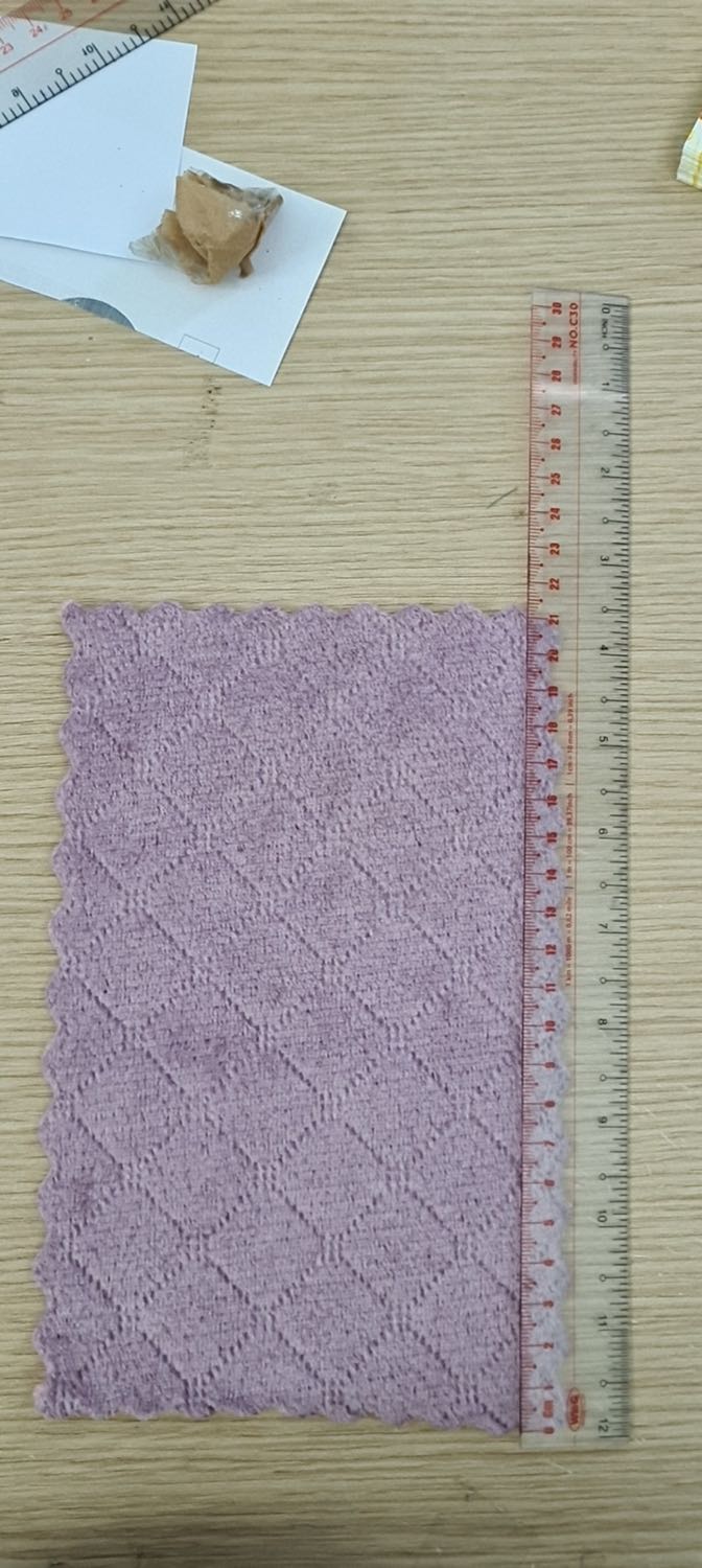 Khăn nhỏ hơn các sản phẩm cùng loại mà mình từng mua các shop khác. Và khăn có kích thước nhỏ hơn (21cmx13cm) với mô tả (23x13cm)