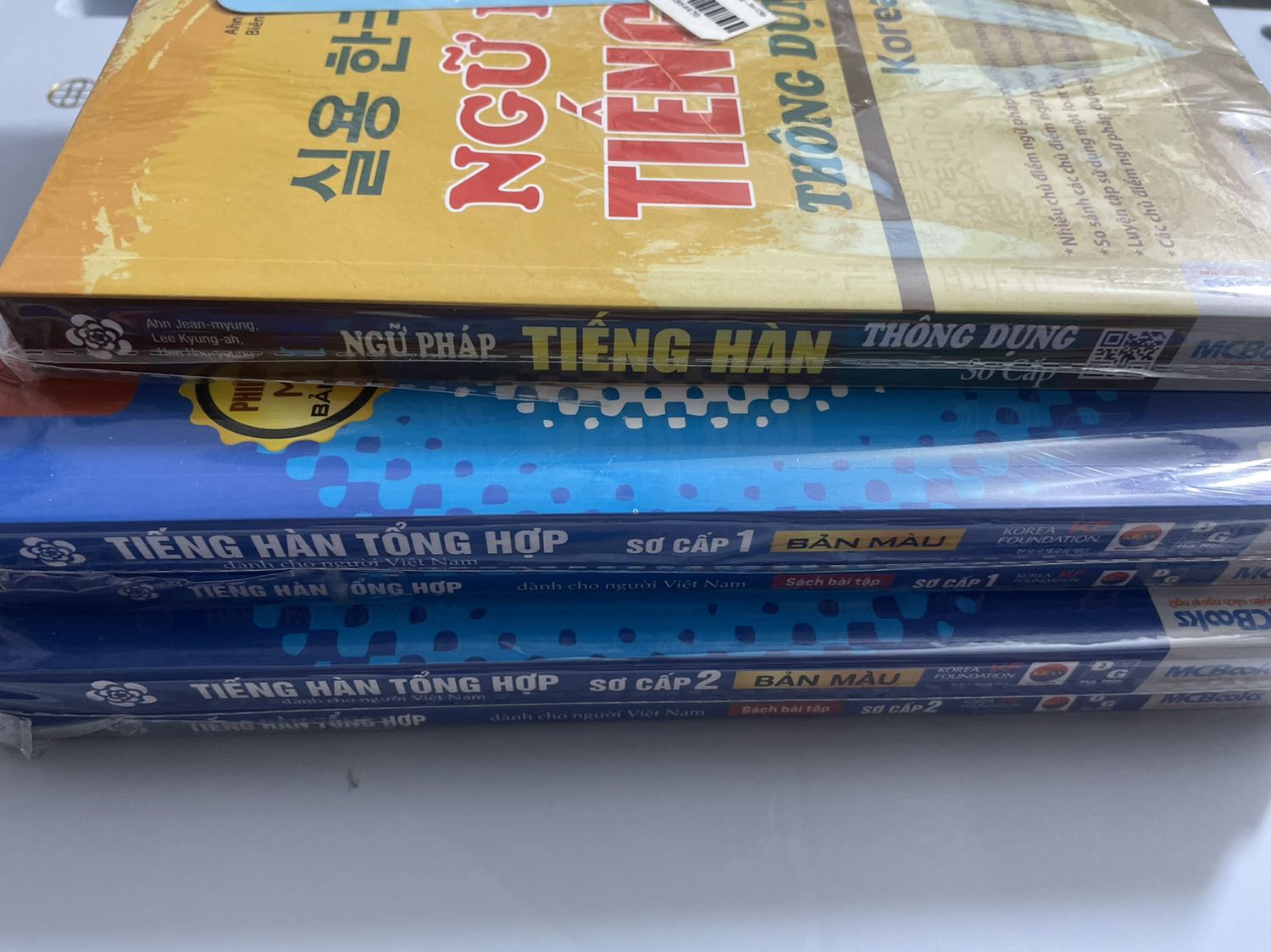 Sách to đẹp, tặng kèm Bookmark dễ thương. Tuy không phải là in màu bóng nhưng cũng rất đẹp, tạo động lực tự học. Sách to đẹp, tặng kèm Bookmark dễ thương. Tuy không phải là in màu bóng nhưng cũng rất đẹp, tạo động lực tự học.