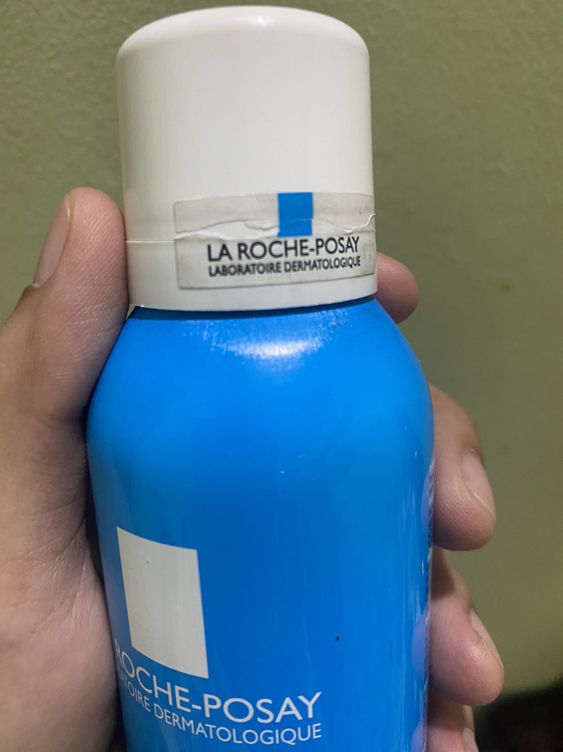 Mình dùng sản phẩm của laroche lâu rồi và thường mua ở nhà thuốc, chất lượng thì miễn bàn rồi mà nay thấy tiki có km nên đặt mua cùng chai nước tẩy trang. Riêng chai xịt khoáng này mình mở gói hàng ra thì thấy đã bị bóc tem như này rồi, chắc cửa hàng gửi mẫu thử cho mình, rất thất vọng.