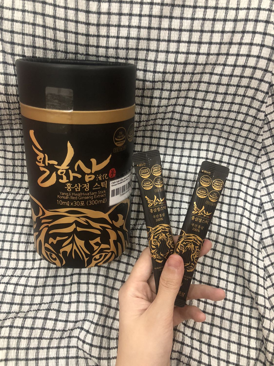 Nghe nói dùng hồng sâm tốt lắm. Lên mua hộp uống thử ai dè tốt thật nha. E hay bị căng thẳng mệt mỏi. Từ ngày mua hồng sâm uống người cũng cũng cải thiện rất nhiều người khoẻ hơn, đỡ stress và uống cũng rất ngon. 
Shop uy tín. Tư vẫn cũng nhiệt tình nữa tặng shop 5 sao sau e ủng hộ dài dài 😍