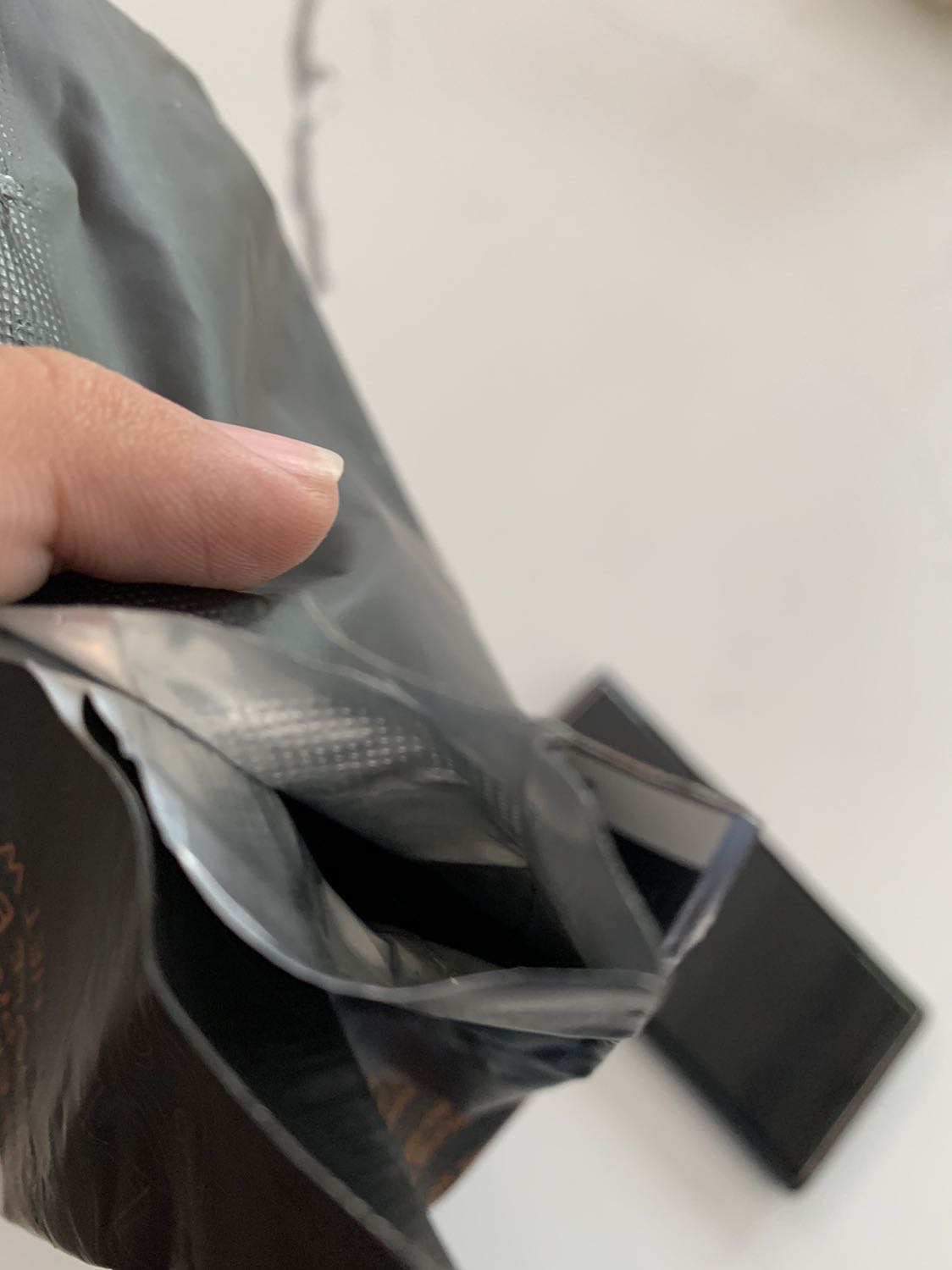 Giao hàng chậm trễ nhưng không thông báo. Hàng hoá là cà phê giao bị chậm mà còn còn bị thủng, làm cafe mất chất lượng.