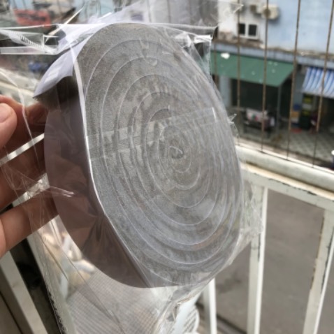 Hàng chuẩn chỉ, gói hàng rất cẩn thận chỉn chu. M dán 1 cửa mua tạm 3 cuộn về dán thấy ok lắm. M dán phòng ngủ để hạn chế mùi thức ăn từ bếp bay vào. Thấy hiệu quả lắm, biết thế mua sớm. Ngoài ra dán vào cũng có tác dụng cách âm ko nghe thấy tiếng phòng khách vẳng vào như trước. Nói chung ok ok