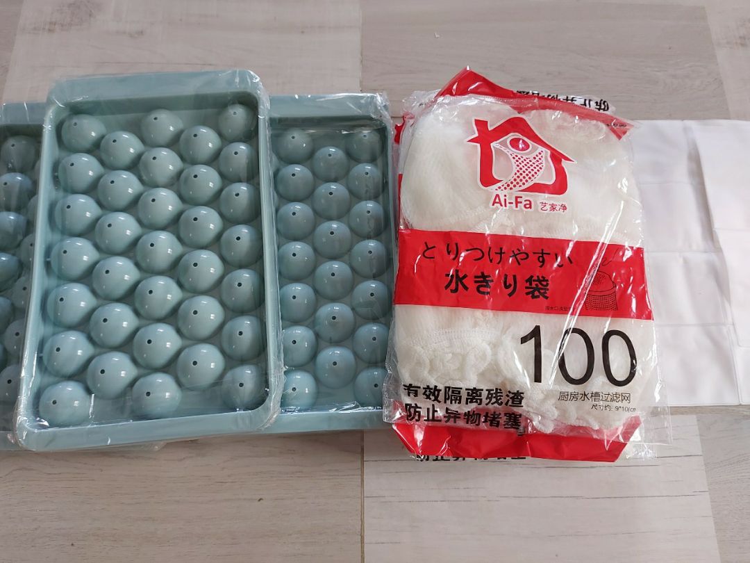 Hàng giao hơi lâu nhưng giao đầy đủ, đóng gói ko chắc chắn lắm, chỉ bao 1 bọc đen bên ngoài nhưng hàng ko phải dễ vỡ nên cũng ko ảnh hưởng gì. Túi lọc rác rất tiện lợi, dễ sử dụng, 1b 100c, mua combo 3b là 300c xài được rất lâu, túi lọc rất mịn, có thể lọc tốt, giúp cho bồn rửa chén ko còn bị tắc, lại rất vệ sinh, gắn vô rất dễ, khi sử dụng xong tháo ra bỏ cũng rất đơn giản. Nhà nào cũng nên có, rất ok, mọi người nên mua sử dụng.