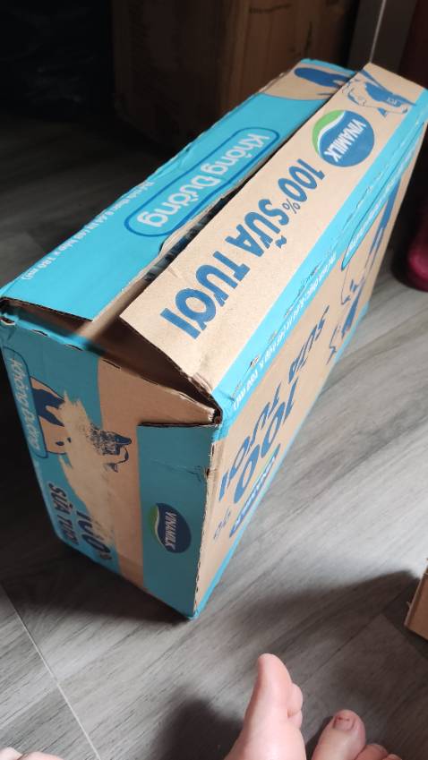 Thùng này đở móp méo hơn. Nhưng vẫn bị khui ra như này. Chán