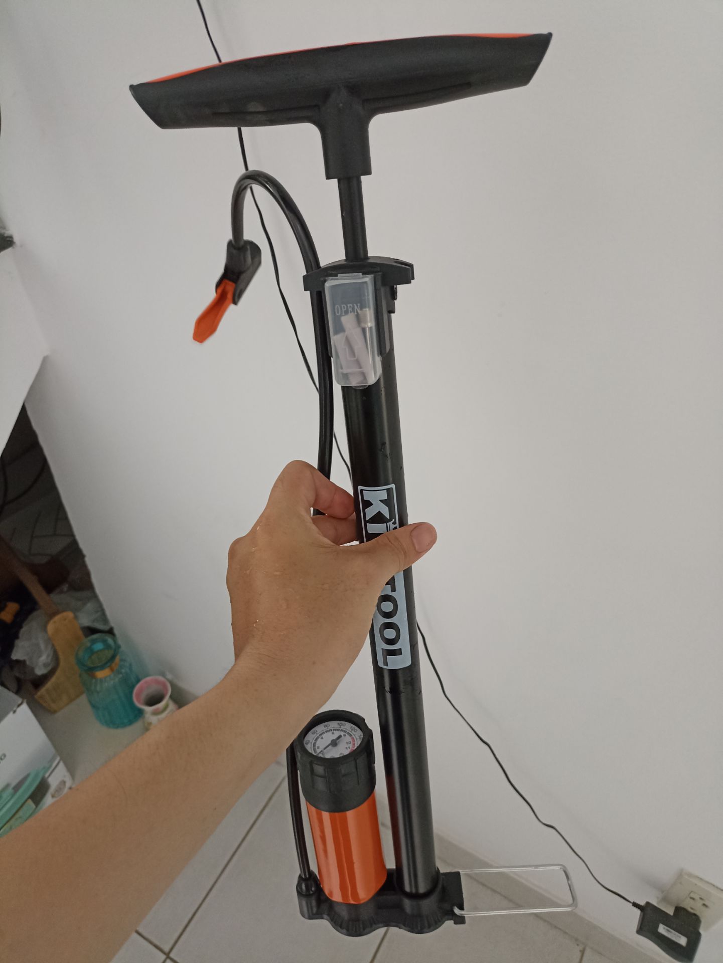 đẹp. giao hàng trung bình. bơm nhẹ. nhiều đầu bơm như quảng cáo. có 1 cái có thể cải thiện là mặt đồng hồ nên làm đơn vị nhỏ hơn để thấy rõ kim di chuyển đẹp. giao hàng trung bình. bơm nhẹ. nhiều đầu bơm như quảng cáo. có 1 cái có thể cải thiện là mặt đồng hồ nên làm đơn vị nhỏ hơn để thấy rõ kim di chuyển