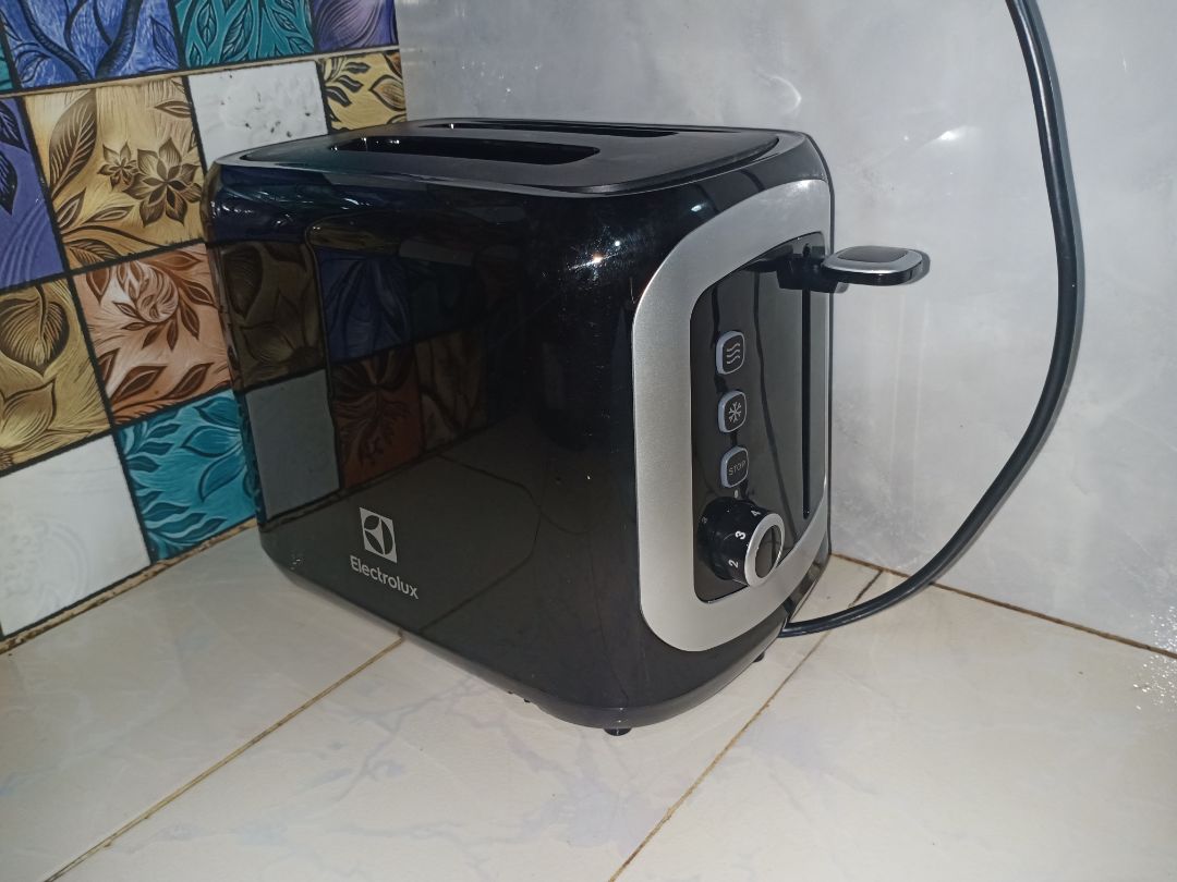 nhận máy nướng tuần trước bây giờ mới đánh giá.  
thực sự rất hài lòng với cách làm việc của tiki . thấy hàng có lỗi lập tức huỷ đơn và thông báo còn tặng kèm voucher giảm % . 
nên chọn mẫu này đặt hôm trc là hôm sau giao luôn cho mình.  máy đã sử dụng 4 -5 lần rất tuyệt. nướg bánh mì rất thơm và giòn.  
hoàn toàn hài lòng về shop cũng như Tiki