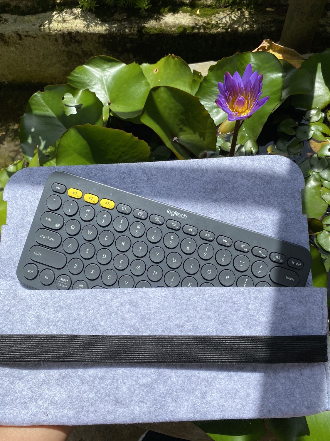 Mình ưng quá. So với tầm giá mà mình có thể chi ra với một sản phẩm có thương hiệu như Logitech thì không có gì để phàn nàn luôn.
Bàn phím cầm chắc tay hơn mình nghĩ, kết nối ghép thiết bị nhanh cực.
Siêu tiện lợi với một đứa ưa di chuyển như mình.
Trong tầm giá và phân khúc giá này thì Logitech K380 quá ổn rồi.

Bên vận chuyển giao hàng có hơi trễ cho mình, mình liên hệ với shop được hỗ trợ và xử lý rất nhanh luôn. Cảm ơn shop!