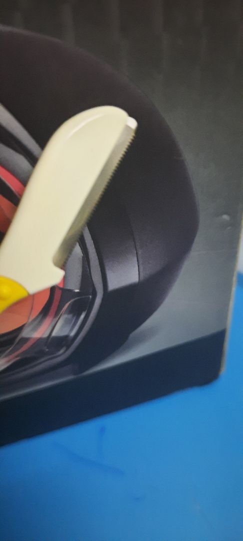 phần mũi bén sắc nhọn, thiếu tinh tế an toàn để cạo chân mày so với sản phẩm cùng loại; nên cân nhắc khi mua.