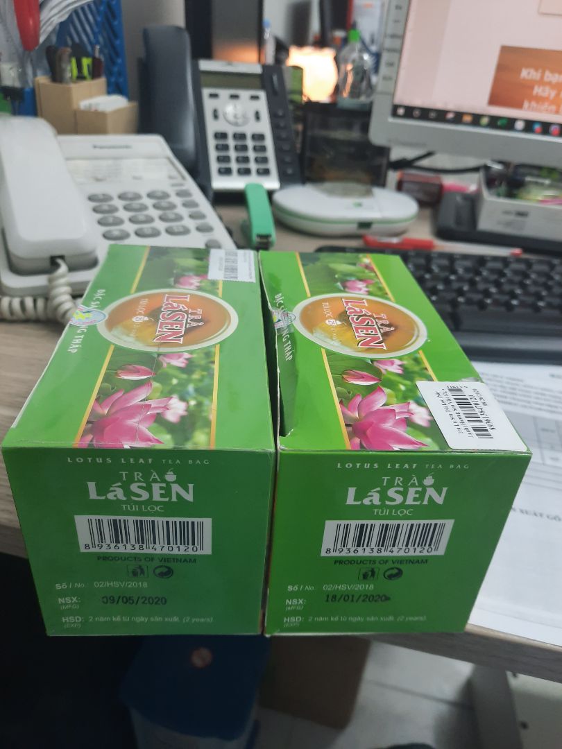 Giao 2 hộp. 1 hộp bao bì kín, ruột ok. 1 hộp ko còn bao nilon bên ngoài, phần tem bị bóc và dán dính lại bằng đoạn băng keo trong. Ruột cũng bị bong đổ như ko còn mới.
Không hài lòng lần này